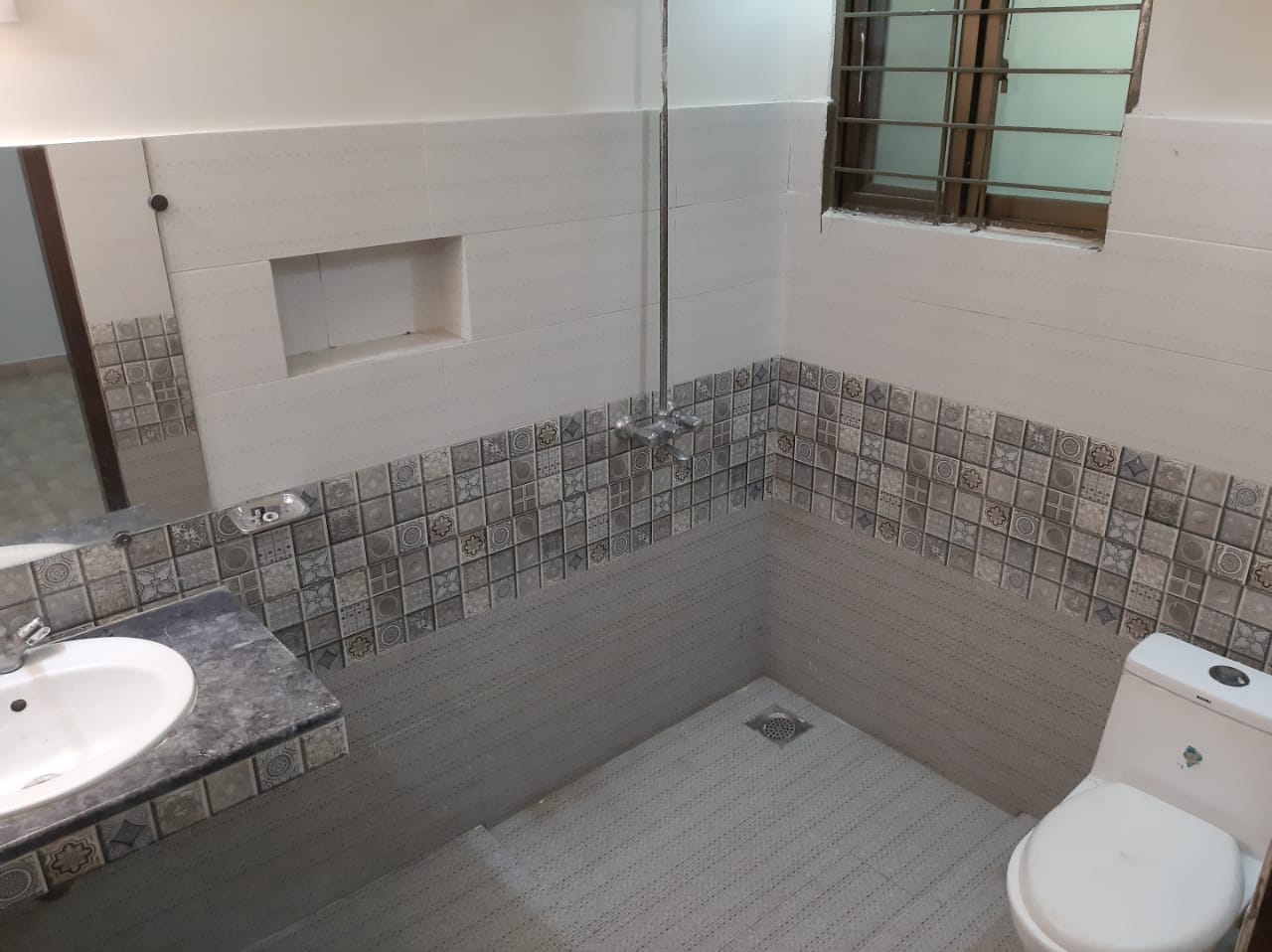 5 Marla Beautiful V. VIP House For RENT in Bahria Town Lahore