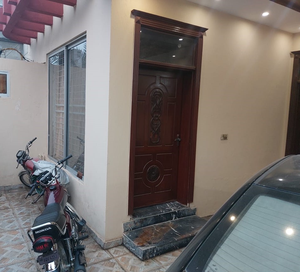 10 Marla House For Sale in PCSIR STAFF Society College Road Lahore