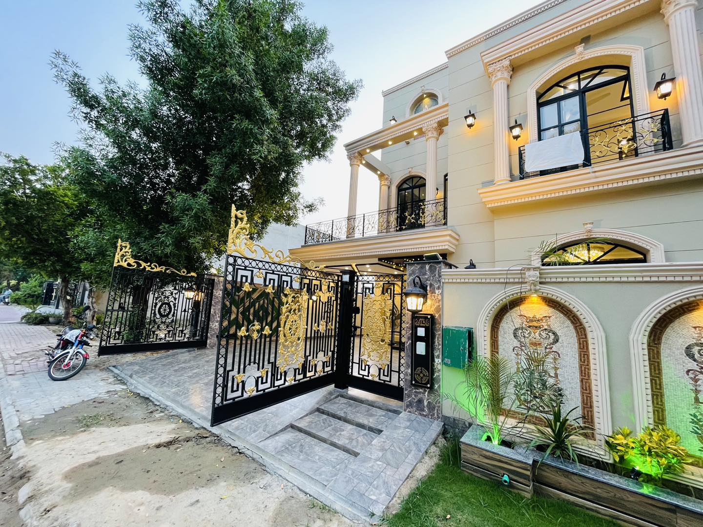 10 Marla Spanish house for sale in Sector C Bahria Town Lahore