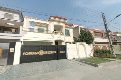 10 Marla Double-story house for sale in Model Town Multan