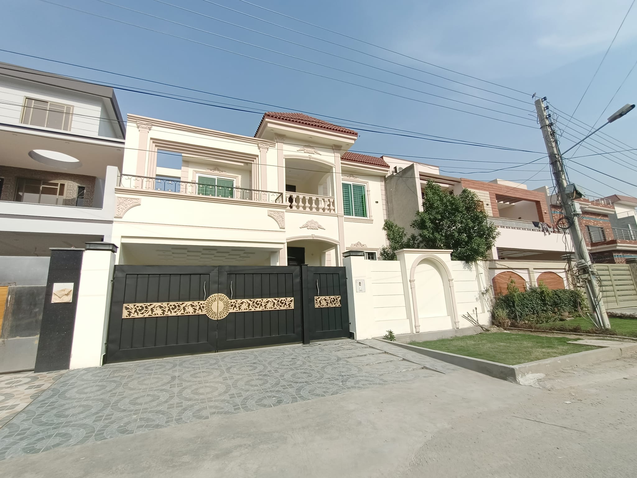 10 Marla Double-story house for sale in Model Town Multan