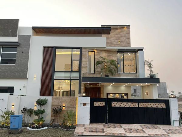 12 Marla Luxury Modern House For Sale Available in Royal Orchard Multan