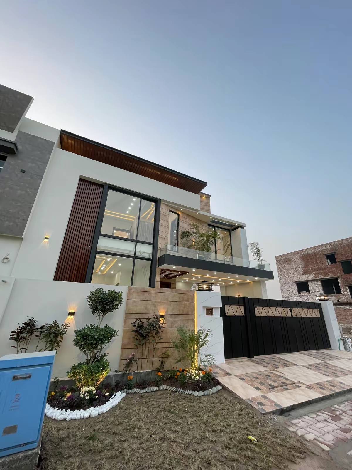 12 Marla Luxury Modern House For Sale Available in Royal Orchard Multan