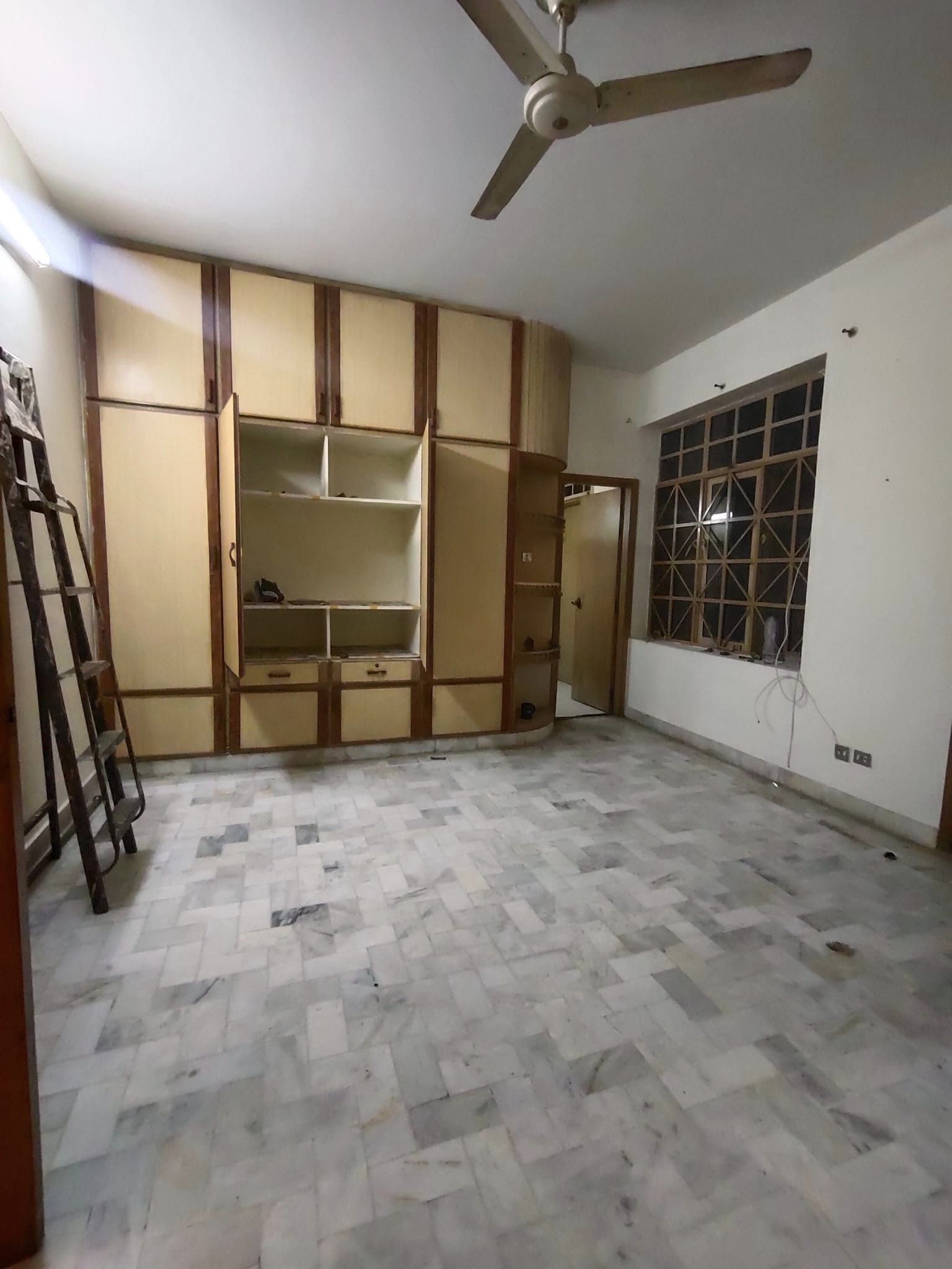 5 Marla Lower Ground Portion For Rent in F-11 Islamabad