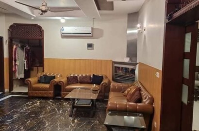 1 Kanal house for sale located D block Model town Lahore
