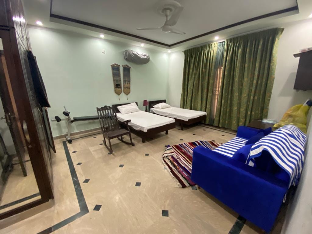 1 Kanal double-story house for sale 10 years used marble flooring in Wapda Town Phase 1 Lahore