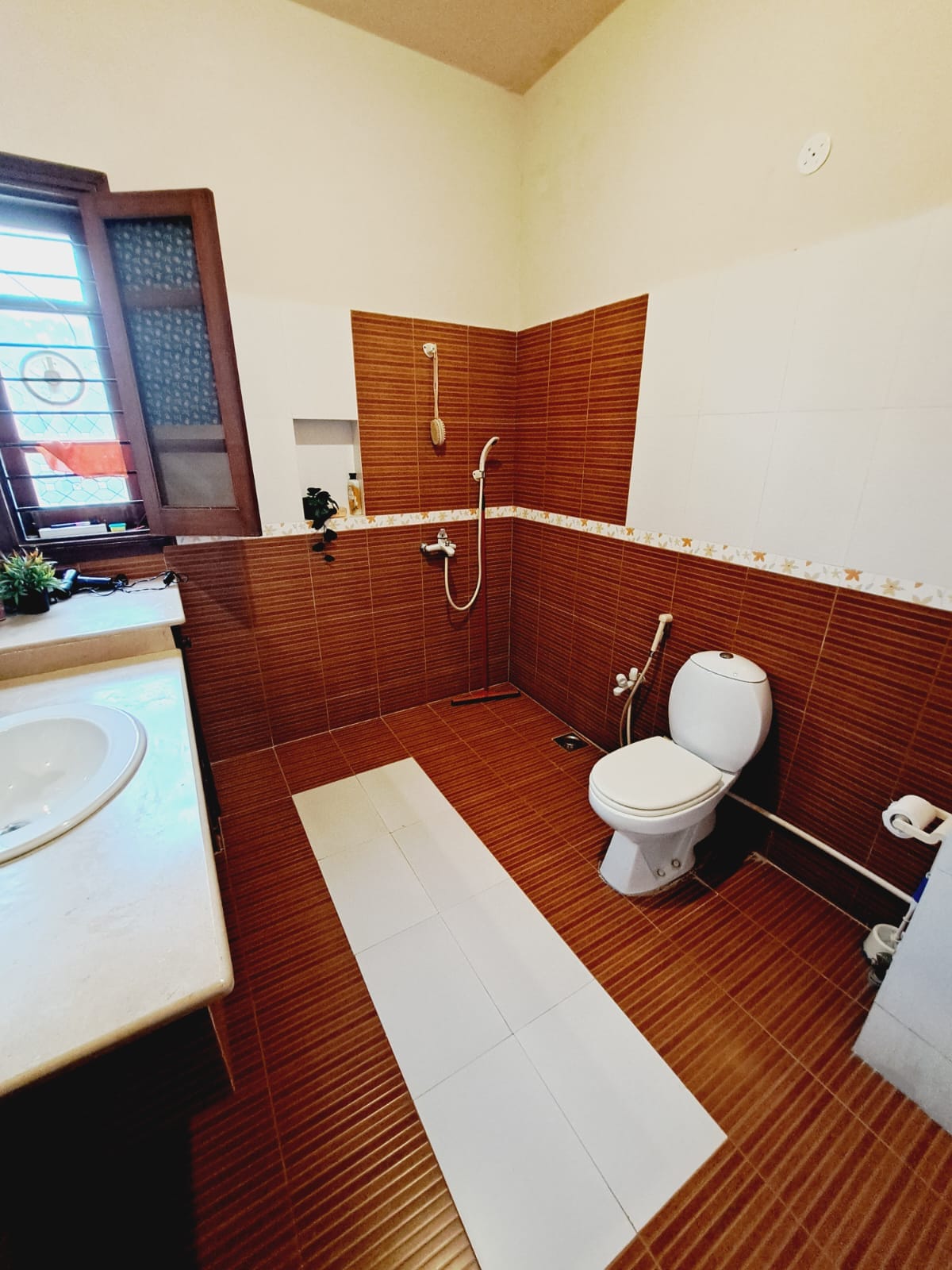 1000 Yards Portion Available For Rent in DHA Phase 8 Lahore