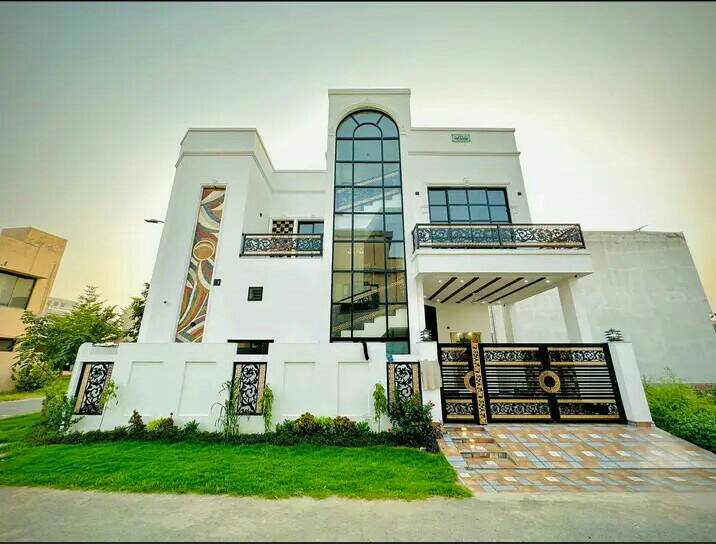 10 Marla luxurious villa for sale in DHA Lahore