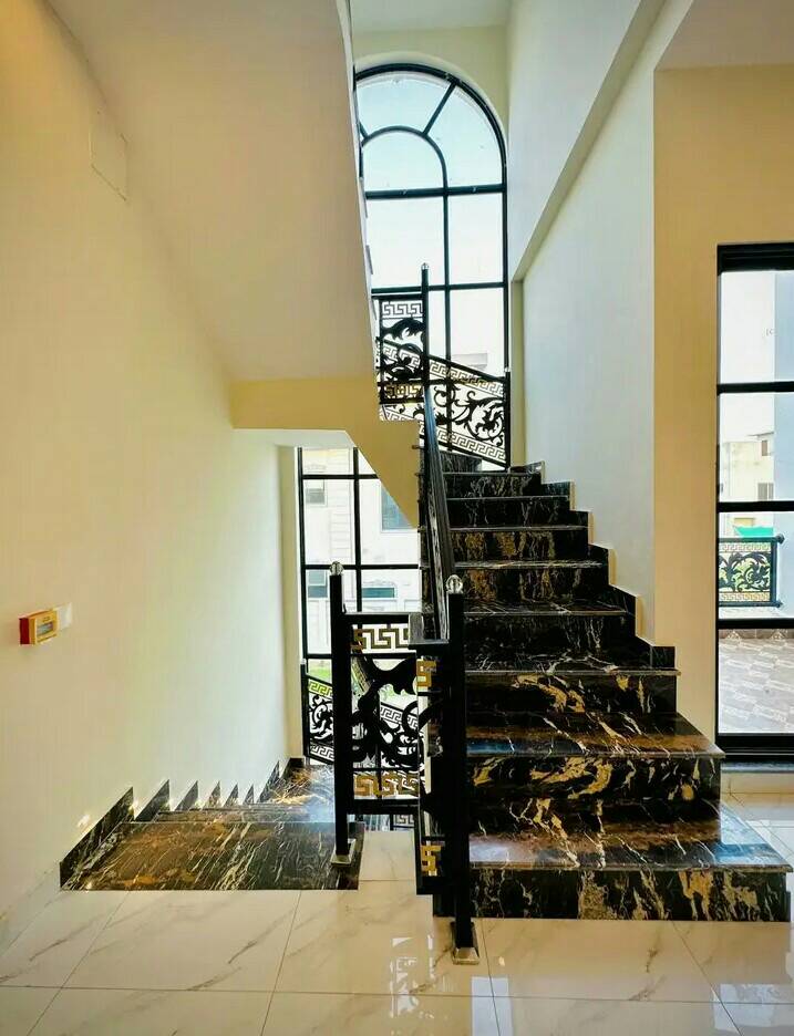 10 Marla luxurious villa for sale in DHA Lahore