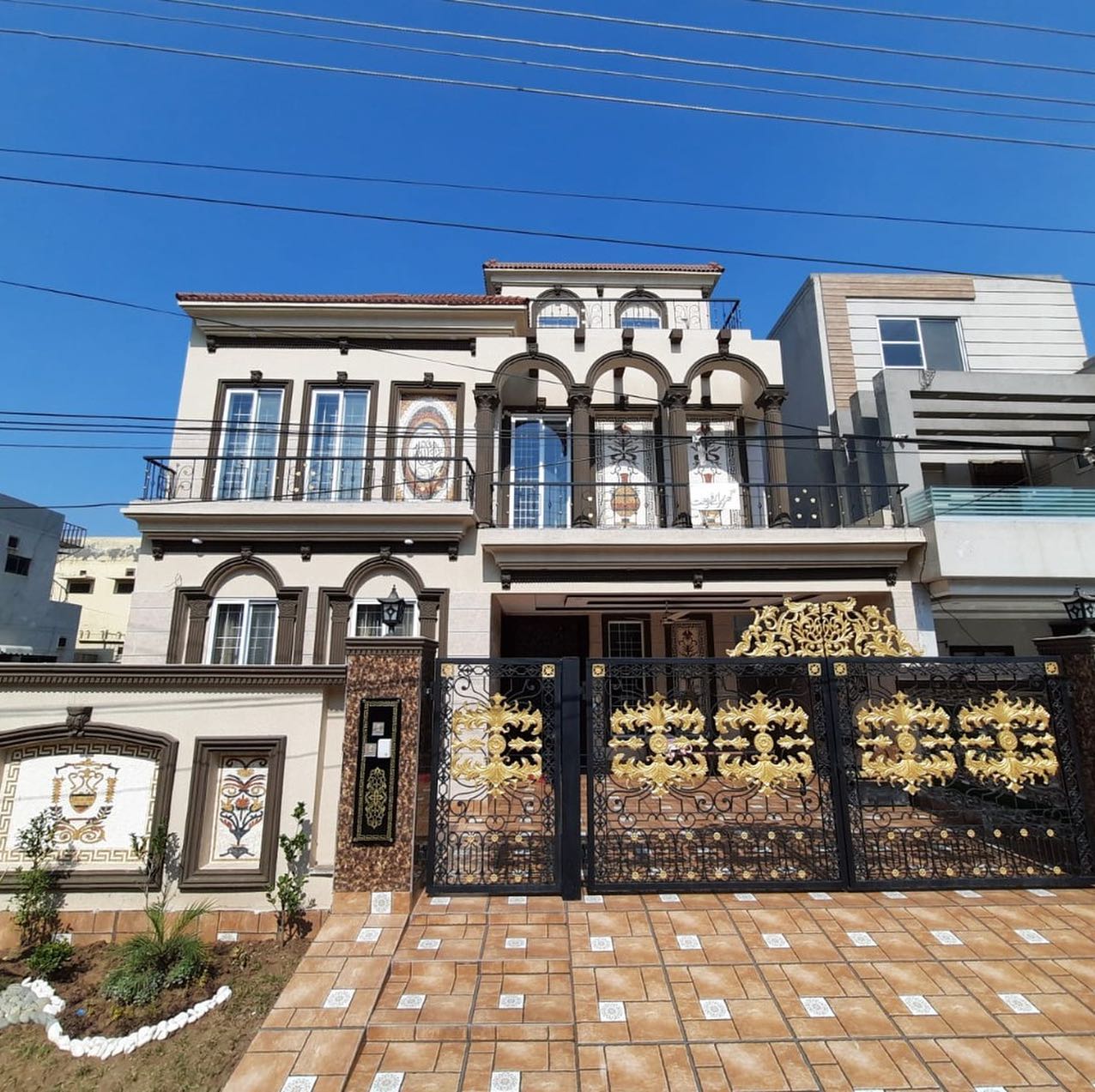10 Marla House For Sale in Tariq Gardens Lahore