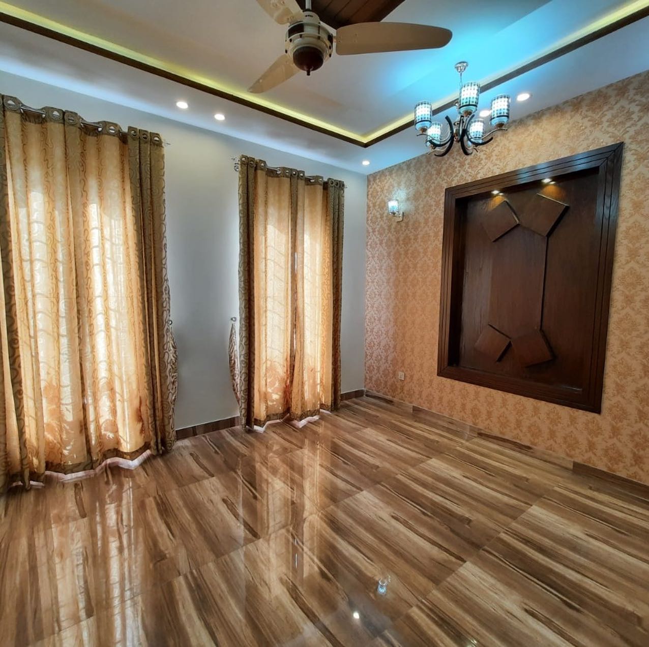 10 Marla House For Sale in Tariq Gardens Lahore