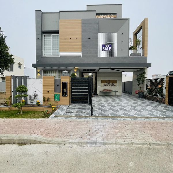 10 Marla Most Beautiful House For Sale in Bahria Town Lahore