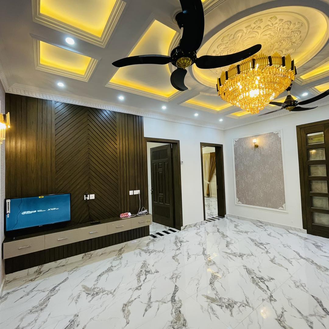 10 Marla Most Beautiful House For Sale in Bahria Town Lahore