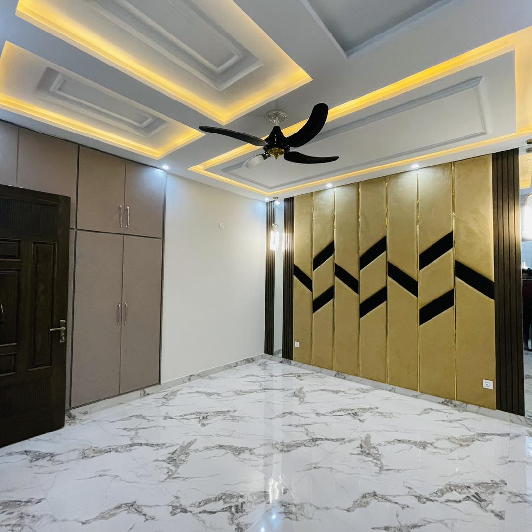 10 Marla Most Beautiful House For Sale in Bahria Town Lahore