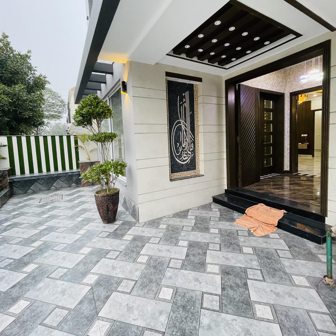 10 Marla Most Beautiful House For Sale in Bahria Town Lahore