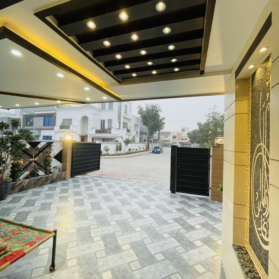 10 Marla Most Beautiful House For Sale in Bahria Town Lahore