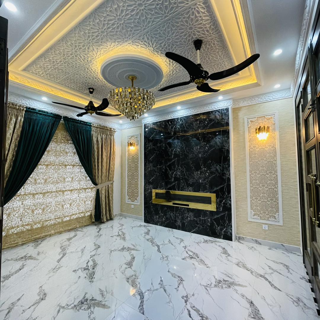 10 Marla Most Beautiful House For Sale in Bahria Town Lahore