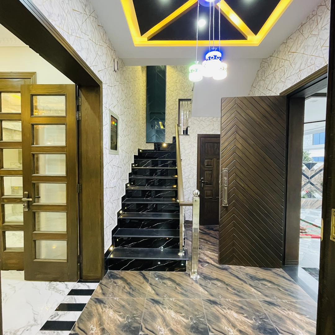 10 Marla Most Beautiful House For Sale in Bahria Town Lahore