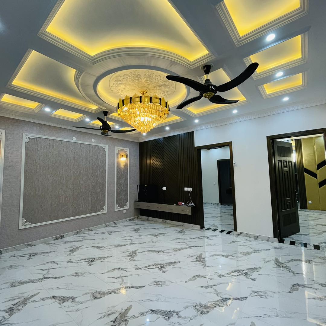 10 Marla Most Beautiful House For Sale in Bahria Town Lahore