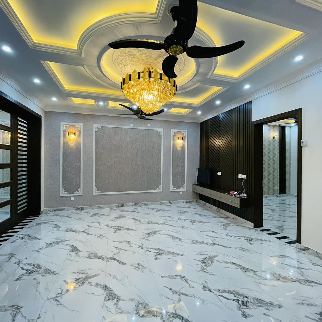 10 Marla Most Beautiful House For Sale in Bahria Town Lahore