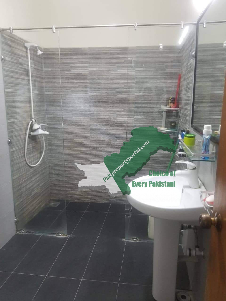 550 Sqaure Yards Banglow for Sale in Block 7, Gulshan-e-Iqbal Karachi