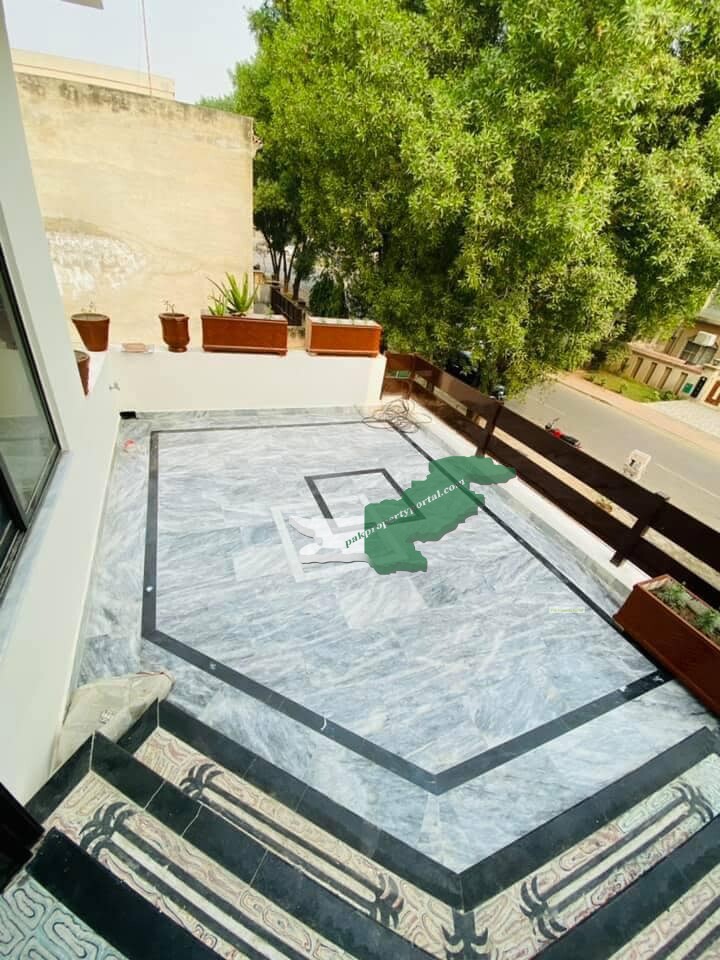 10Marla slightly Used House For Sale in Bahria Town Lahore