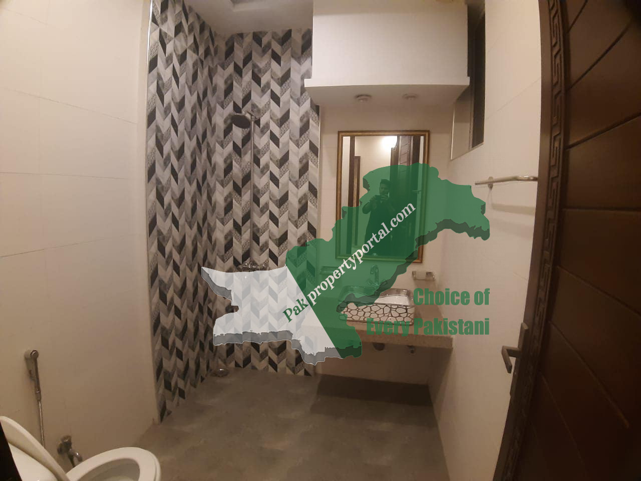 10Marla Lavish Upper Portion Available For Rent in bahria Town, Hussain Ext , Sector C Lahore