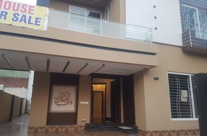 10 marla brand new house for sale in Lahore bahria town Sectors C