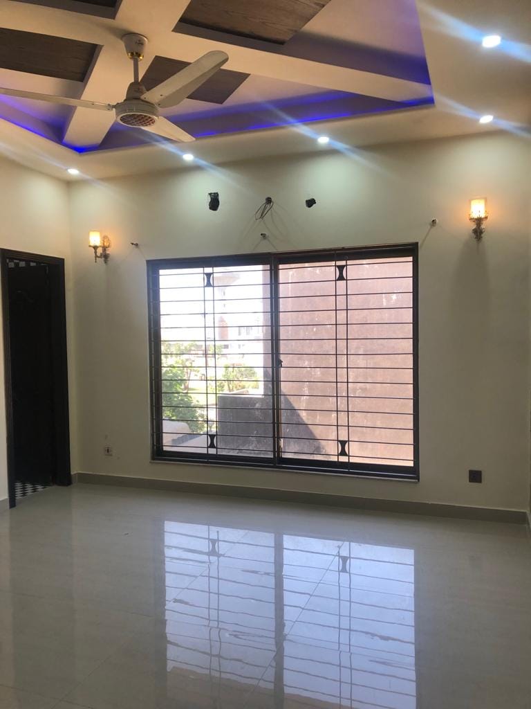 10 Marla upper portion available for rent Bahria Town Lahore