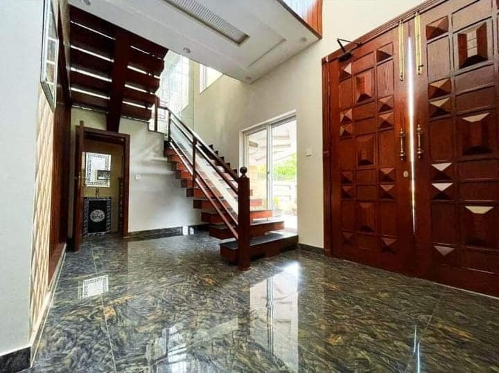 19 Marla full luxury corner house available for Sale in Bahria town Lahore