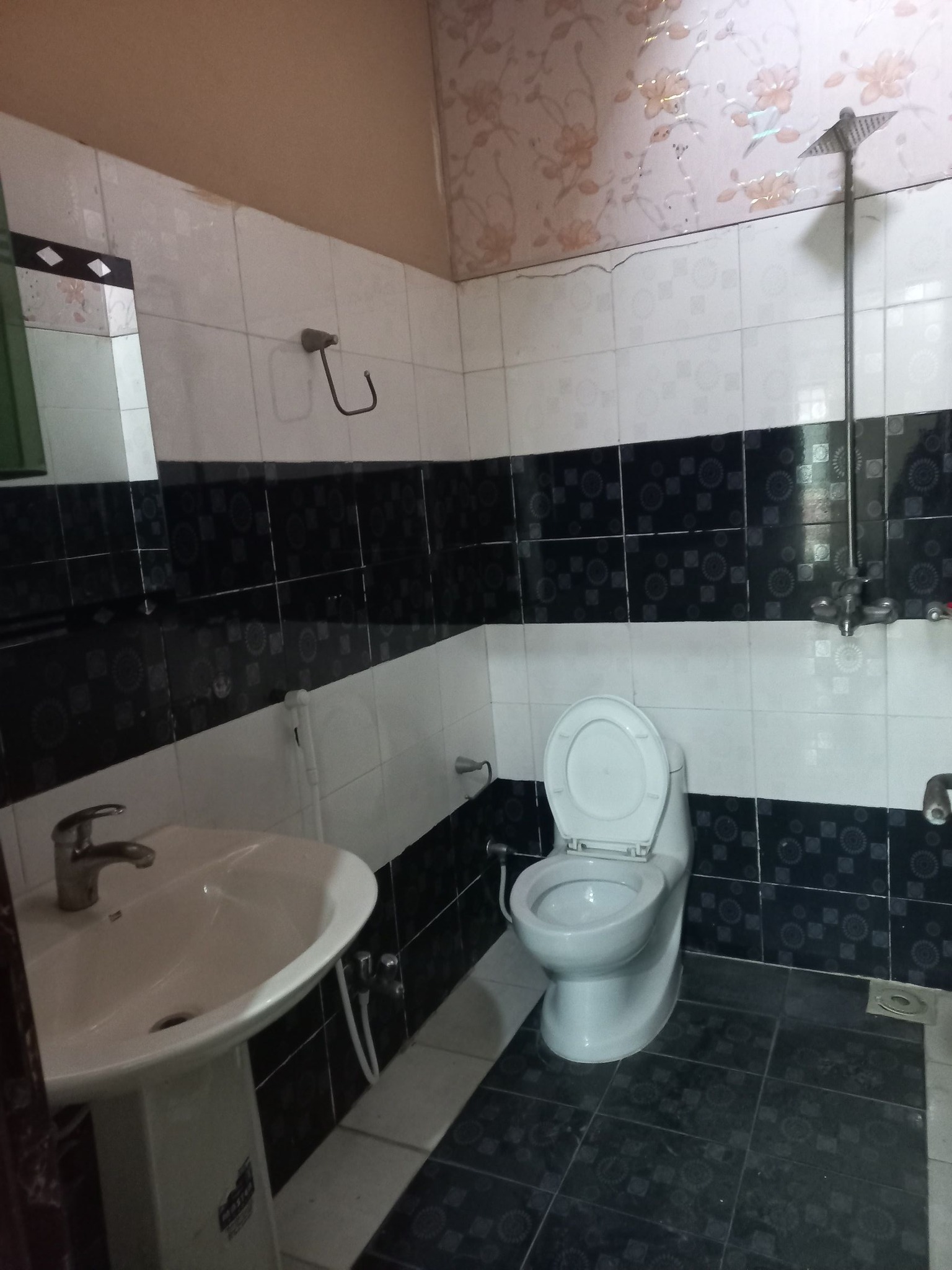 5 Marla upper portion available for rent in Bahria town Lahore