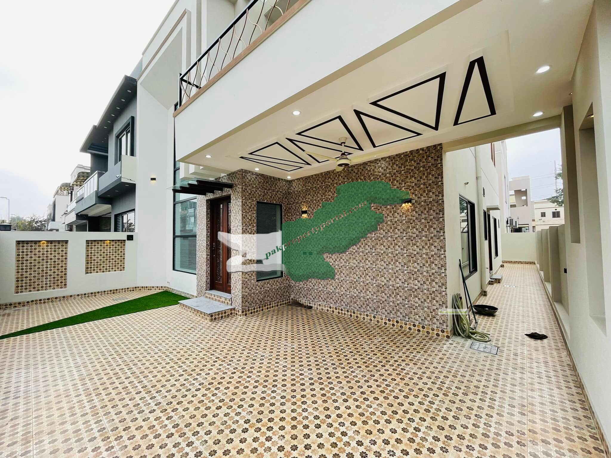 Brand New 10 Marla House located Phase 2, Citi Housing Society Gujranwala.