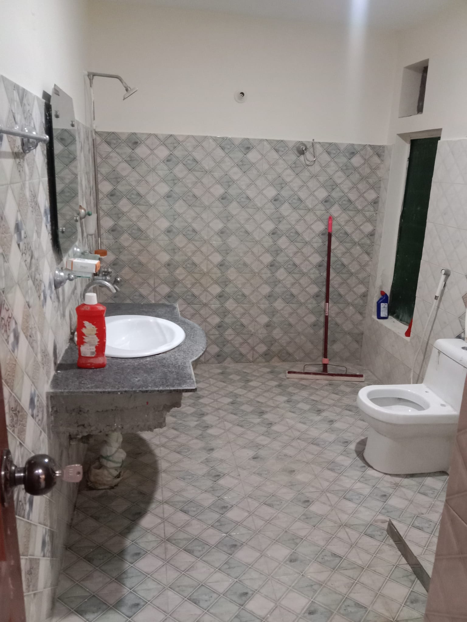 5 Marla upper portion available for rent in Shalimar street no 15 Lahore